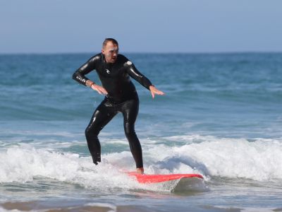 Pomysł na aktywne wakacje – wyjazd surfingowy dla dorosłych.