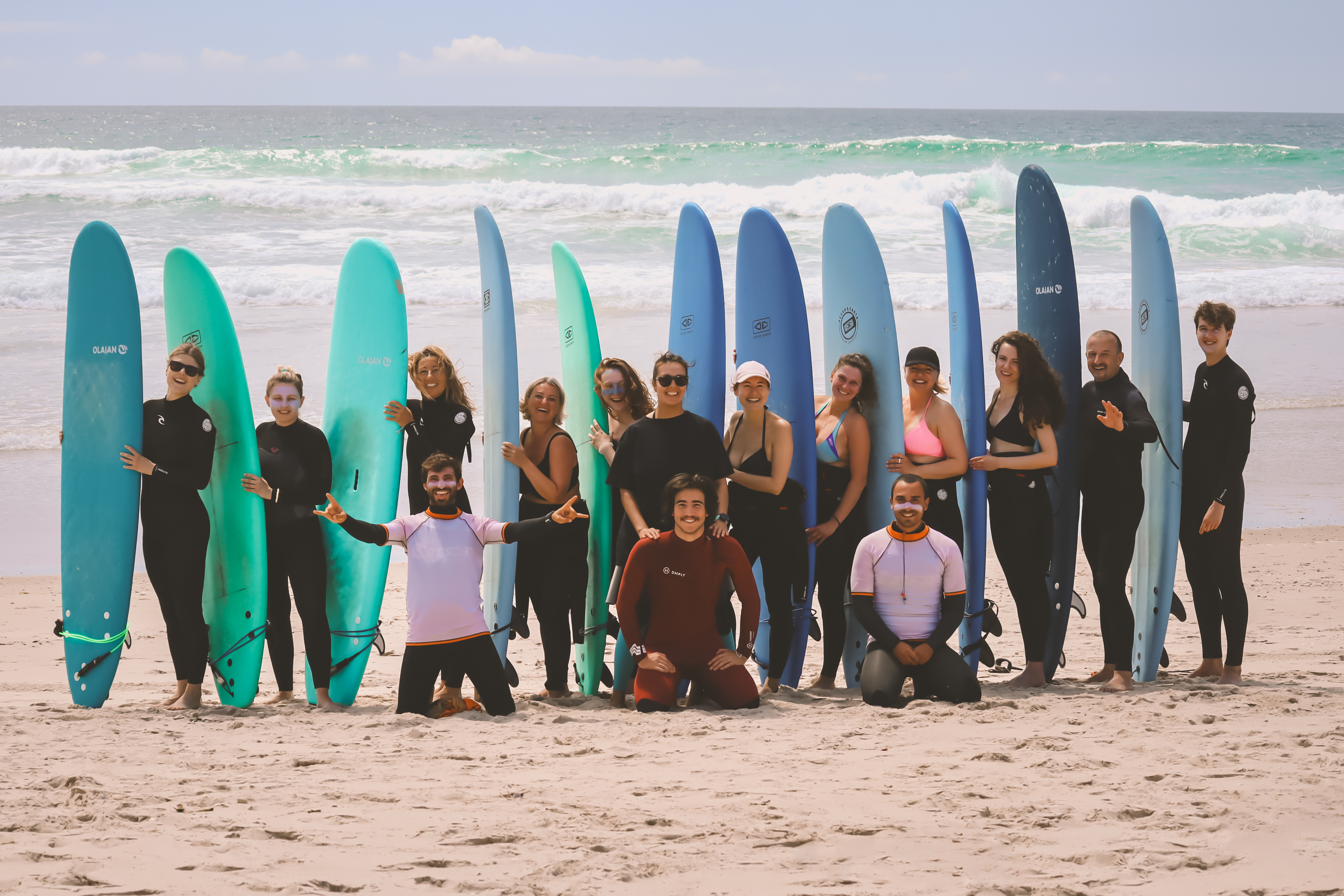 Surferzy biorący udział w szkoleniu