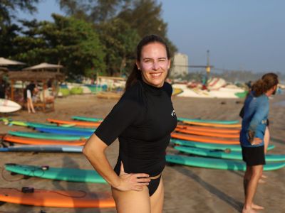 Obóz surfingowy na&nbsp;Sri Lance – o&nbsp;surfowaniu bez&nbsp;pianki, małpach kradnących stroje kąpielowe i&nbsp;trójkołowym pojeździe!