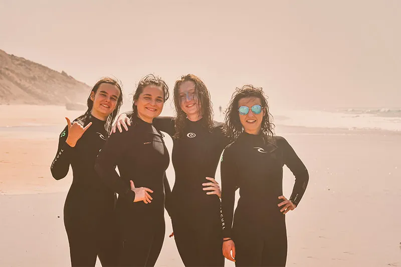 Dziewczyny na szkoleniu surfingowym Girls Surf Wild BSSURF