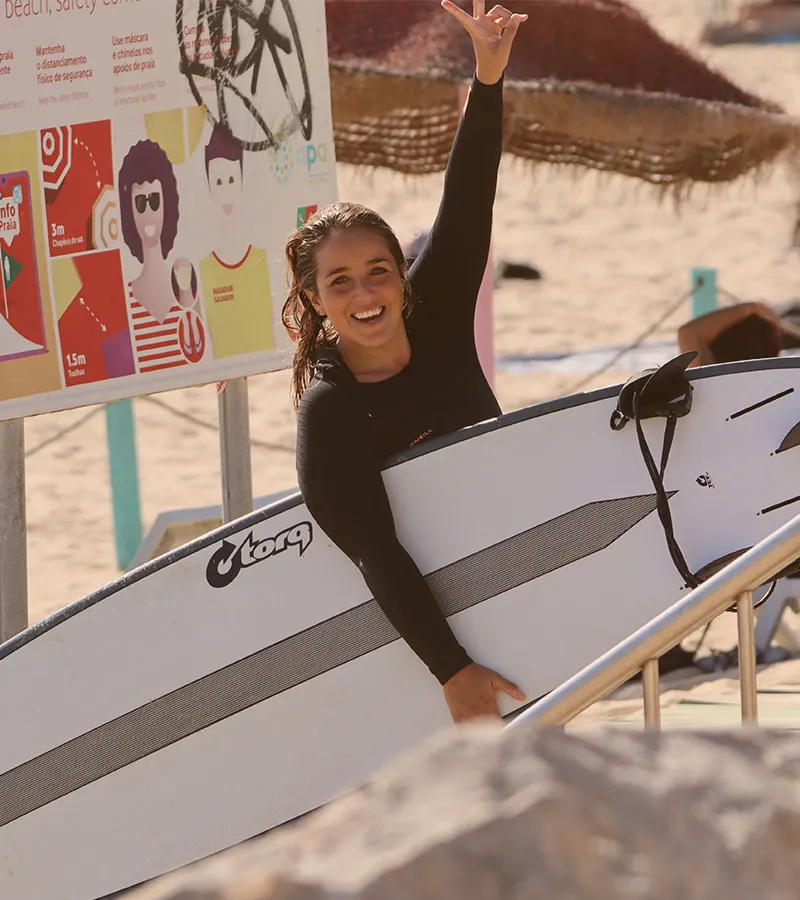 Uśmiechnięta surferka na obozie w Portugalii